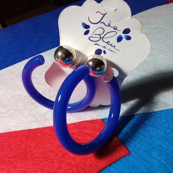 Très Bleu per la mer Earrings 2" Blue Acrylic Hoop AND 8" White Resin Bangle - Picture 6 of 8